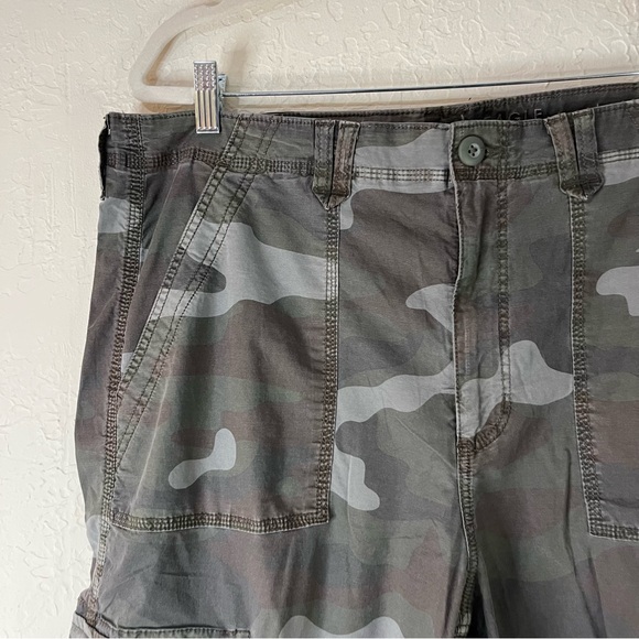 American Eagle Stretch Convertible Baggy Cargo Jogger in Camo - Picture 5 of 13